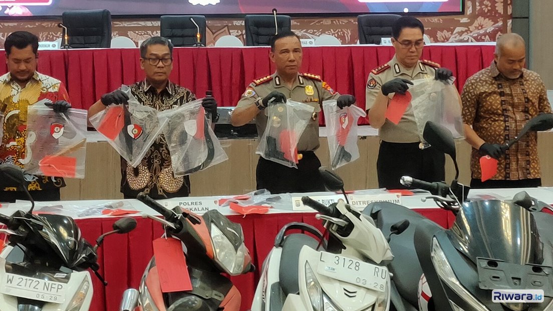 Wakapolda Jatim Kombes Pol Feri Handoko Soenarso merilis hasil tangkapan selama digelar Operasi Sikat Semeru 2026